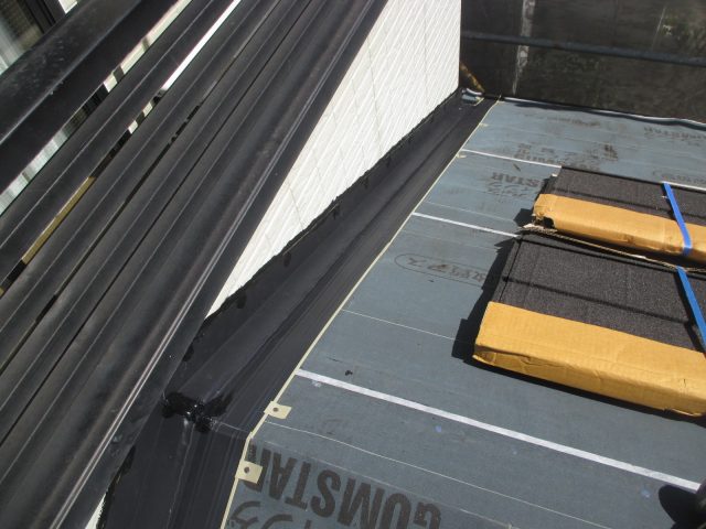 稲美町のカバー工事における防水シート敷設